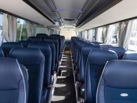 Busreise Innenraum eines Reisebusses mit blauen Sitzpolstern