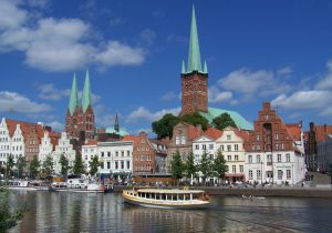 Luebeck_Trave Busreise Blick auf Lübecker Kirchen und landestypischen Häuserzug von der Trave aus gesehen