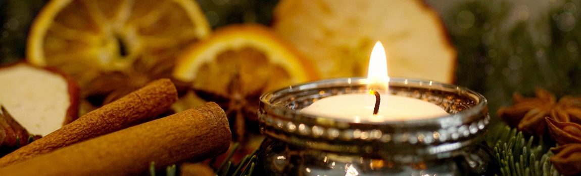 Advent Kerze im Windlicht mit Zimt und Orangenscheiben dekoriert