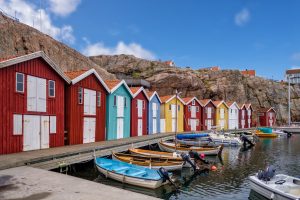 Skandinavien Norwegen bunte Fischerhütten mit Booten davor