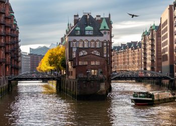 Blick in die Hamburger Speicherstadt mit Wasser der Elbe im Vordergrund