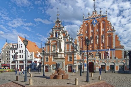 Marktplatz Riga Historische Gebäude mit Kirche im Hintergrund