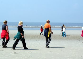 Menschen am Nordseestrand