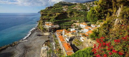 Blick auf die Küste von Madeira Felsen Stadt