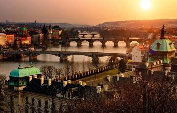 Blick auf die Brücken von Prag bei abendlicher Stimmung