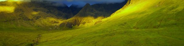 Schottland hügelige Landschaft und Berge mit Rasen bedeckt